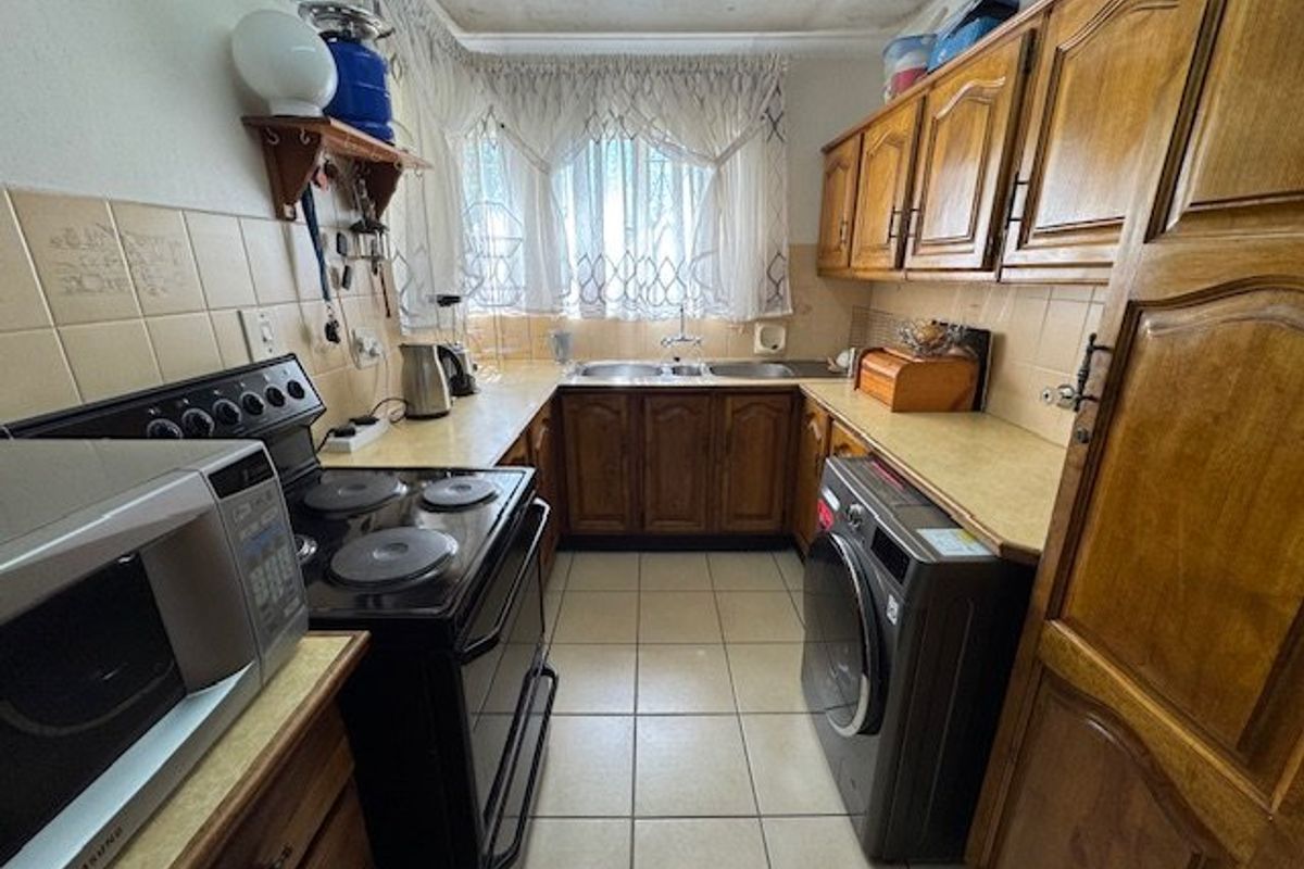 Spacious Family Home with Modern Amenities - Photo 2