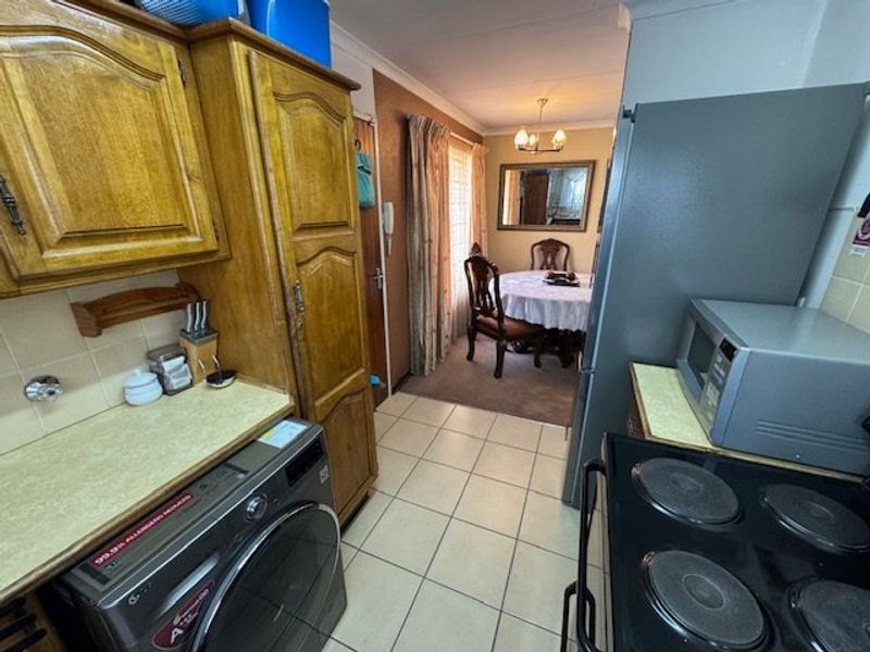 Spacious Family Home with Modern Amenities - Photo 4