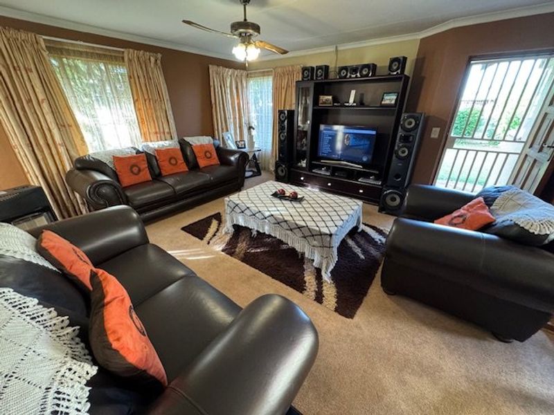 Spacious Family Home with Modern Amenities - Photo 6