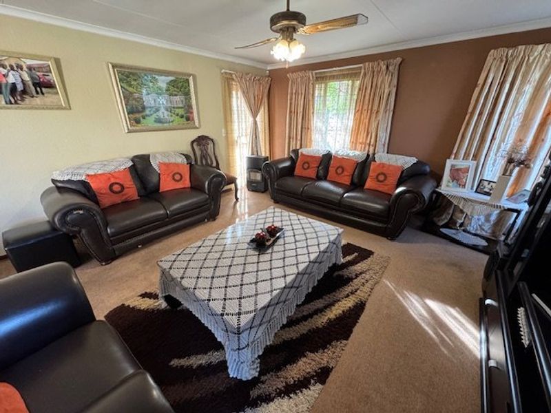 Spacious Family Home with Modern Amenities - Photo 7