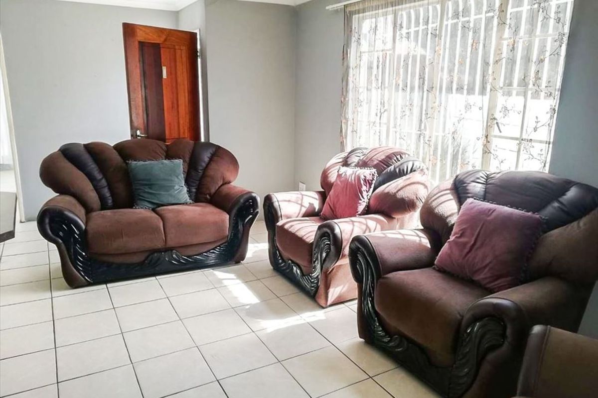 Spacious Family Home with Ample Parking - Photo 2