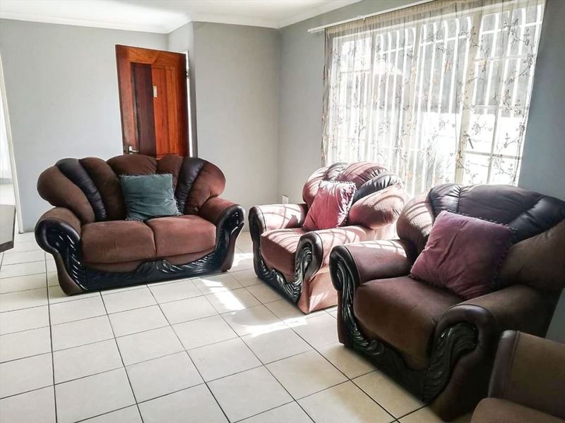 Spacious Family Home with Ample Parking - Photo 2