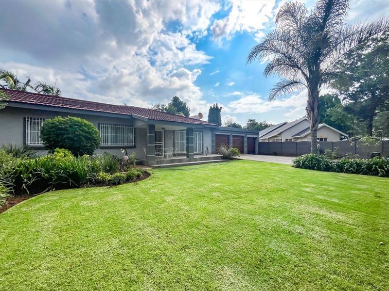 Spacious Family Home with Ample Parking - Photo 3