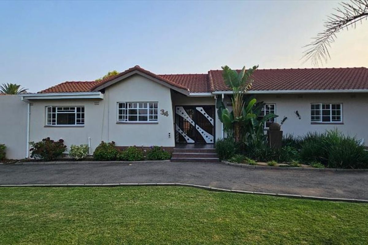 Beautiful Family Home with Pool - Photo 3