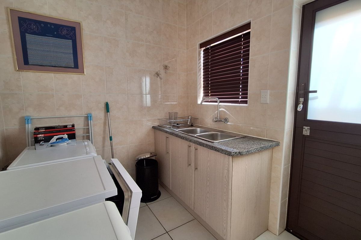 Coastal Oasis: 3 Bedroom, 2 Bathroom Home with Open Concept Living. - Photo 4
