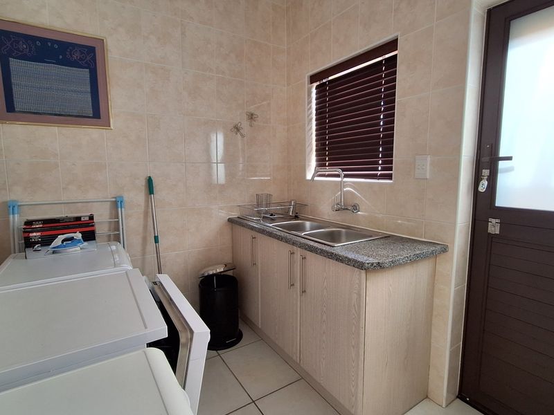 Coastal Oasis: 3 Bedroom, 2 Bathroom Home with Open Concept Living. - Photo 4