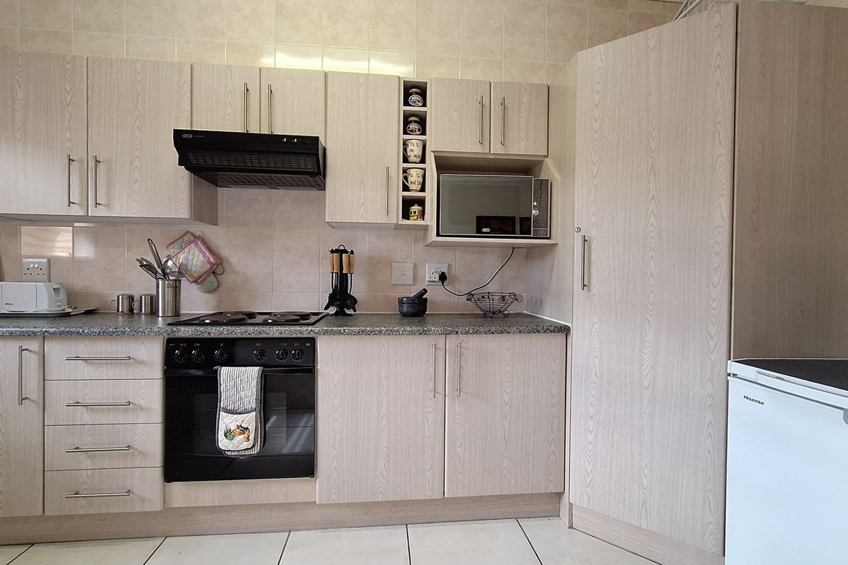 Coastal Oasis: 3 Bedroom, 2 Bathroom Home with Open Concept Living. - Photo 2