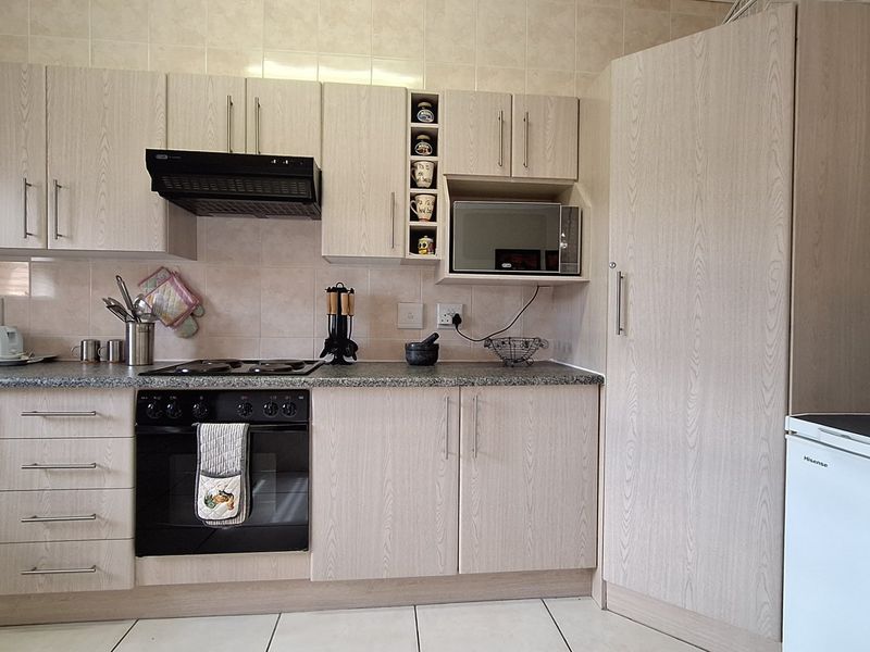 Coastal Oasis: 3 Bedroom, 2 Bathroom Home with Open Concept Living. - Photo 2