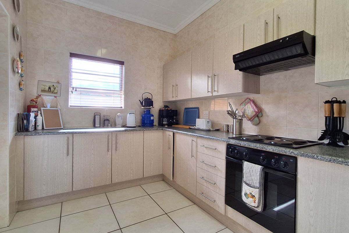 Coastal Oasis: 3 Bedroom, 2 Bathroom Home with Open Concept Living. - Photo 3