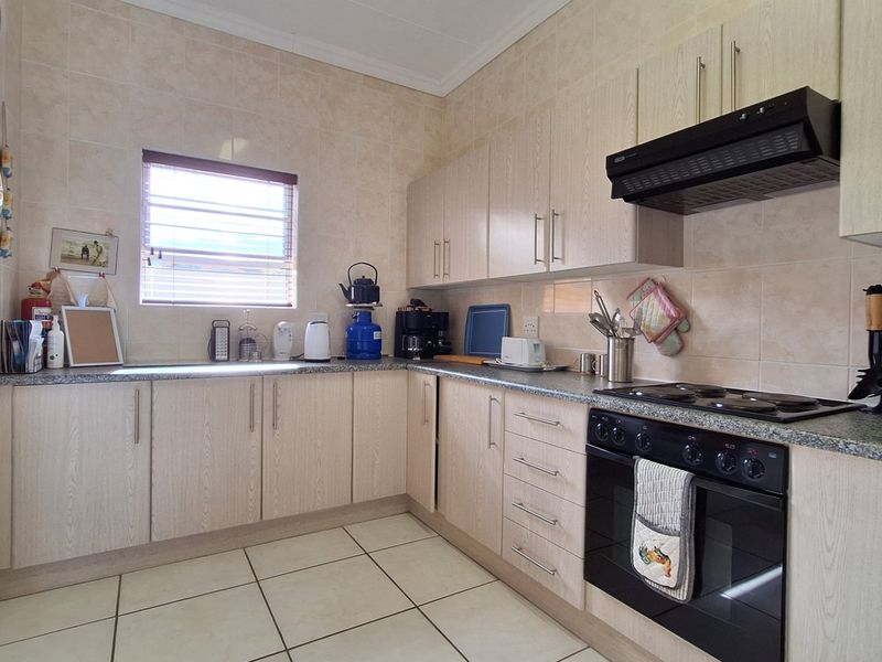 Coastal Oasis: 3 Bedroom, 2 Bathroom Home with Open Concept Living. - Photo 3