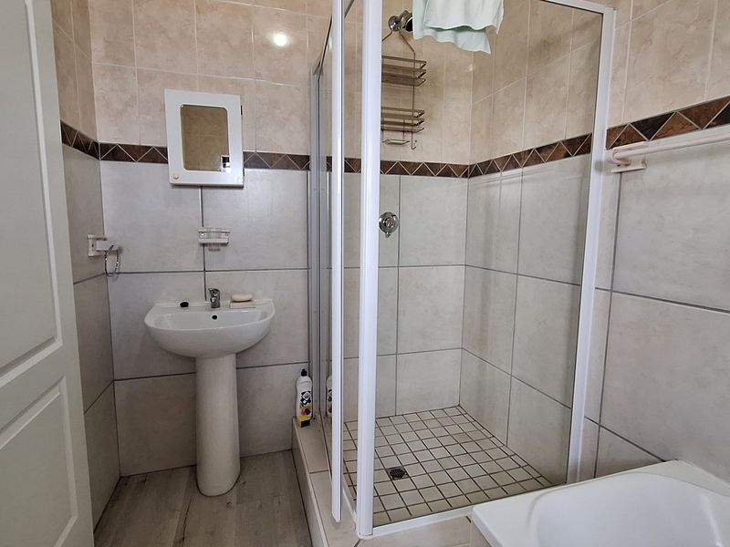 Coastal Oasis: 3 Bedroom, 2 Bathroom Home with Open Concept Living. - Photo 10