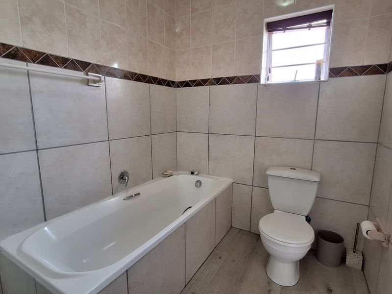 Coastal Oasis: 3 Bedroom, 2 Bathroom Home with Open Concept Living. - Photo 9