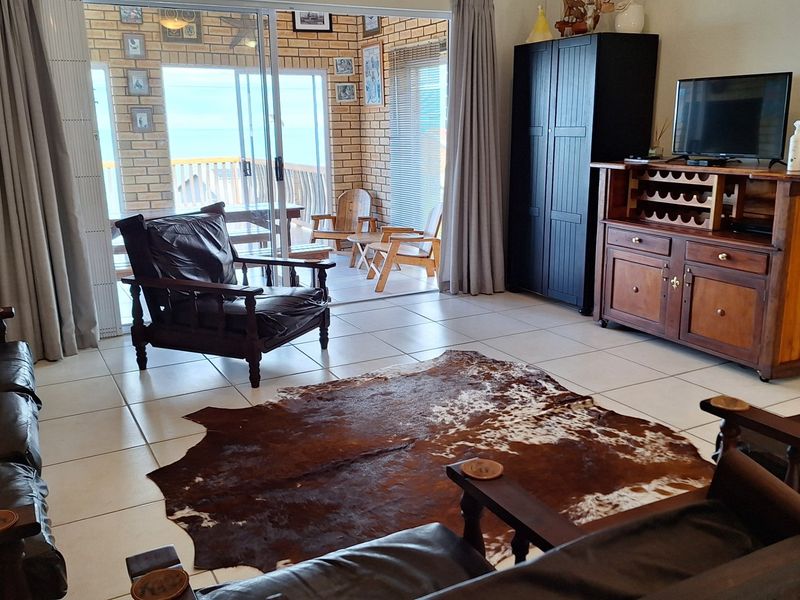 Coastal Oasis: 3 Bedroom, 2 Bathroom Home with Open Concept Living. - Photo 6