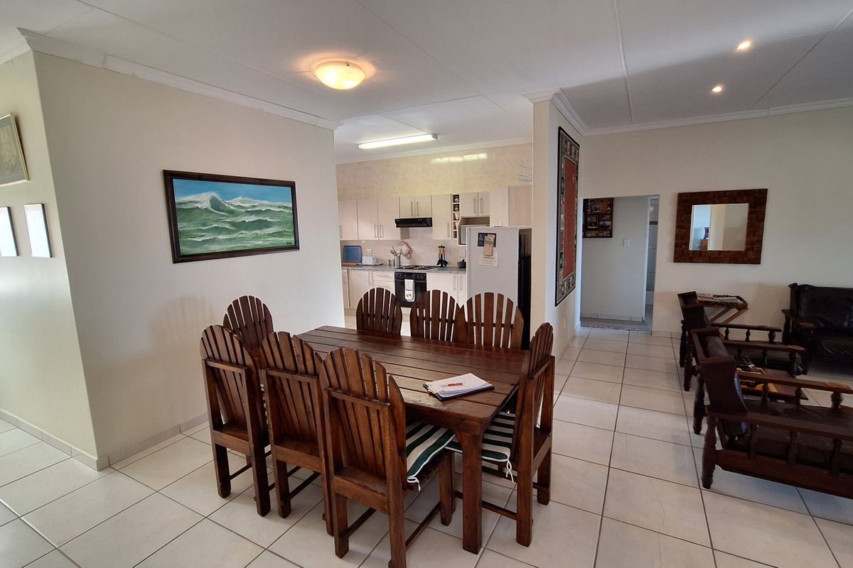 Coastal Oasis: 3 Bedroom, 2 Bathroom Home with Open Concept Living. - Photo 5