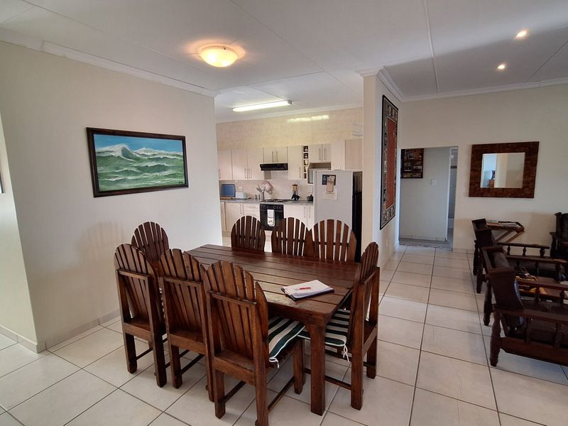 Coastal Oasis: 3 Bedroom, 2 Bathroom Home with Open Concept Living. - Photo 5