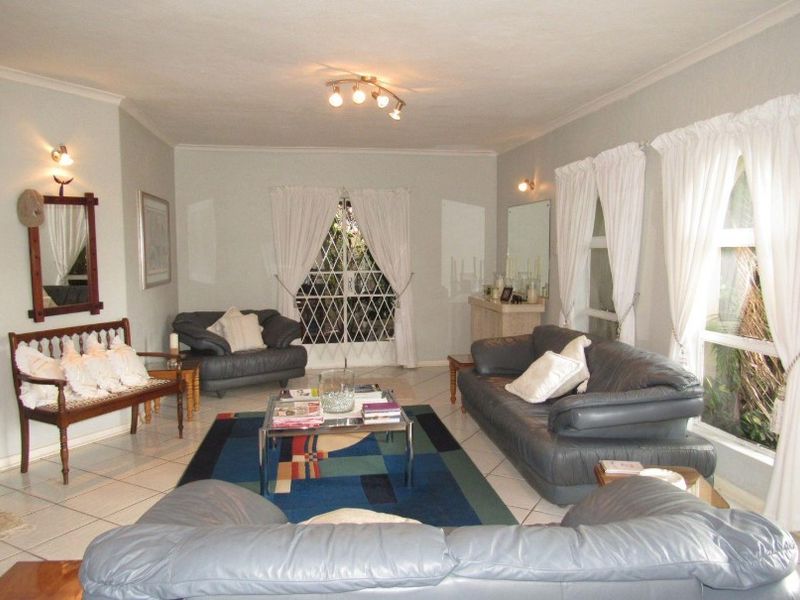 Spacious 4-Bedroom Home with Scenic Views Near Lower Point Beach – Jeffreys Bay - Photo 5