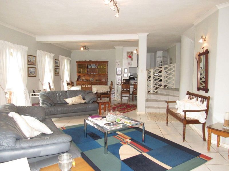 Spacious 4-Bedroom Home with Scenic Views Near Lower Point Beach – Jeffreys Bay - Photo 10