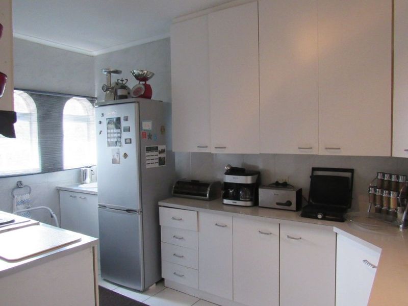 Spacious 4-Bedroom Home with Scenic Views Near Lower Point Beach – Jeffreys Bay - Photo 9