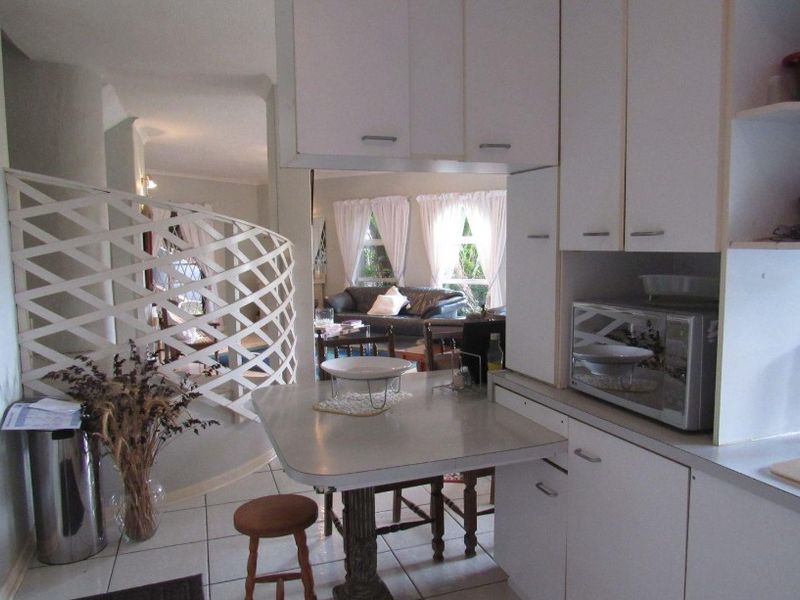 Spacious 4-Bedroom Home with Scenic Views Near Lower Point Beach – Jeffreys Bay - Photo 8