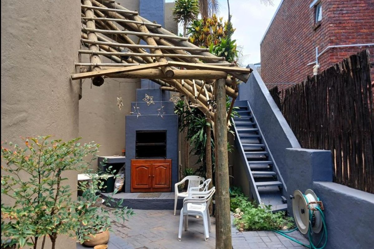 Spacious 4-Bedroom Home with Scenic Views Near Lower Point Beach – Jeffreys Bay - Photo 2