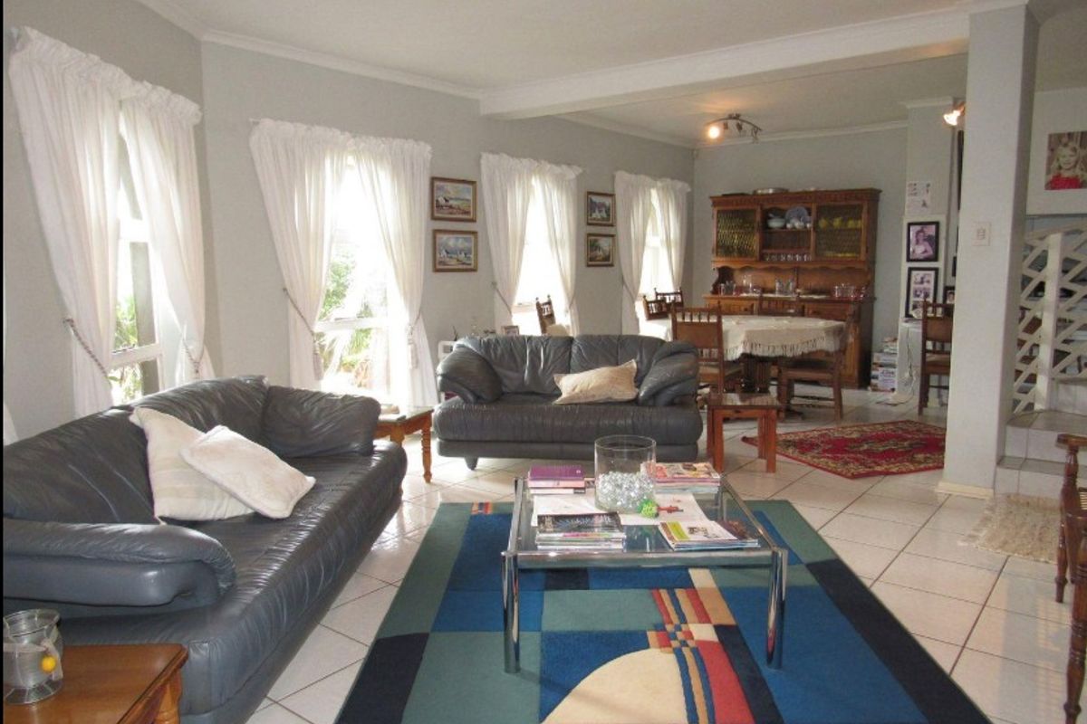 Spacious 4-Bedroom Home with Scenic Views Near Lower Point Beach – Jeffreys Bay - Photo 4