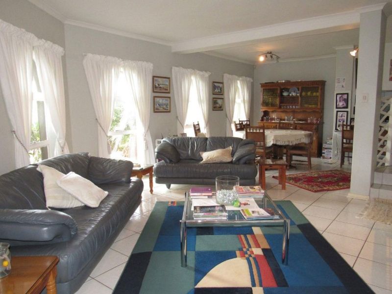 Spacious 4-Bedroom Home with Scenic Views Near Lower Point Beach – Jeffreys Bay - Photo 4