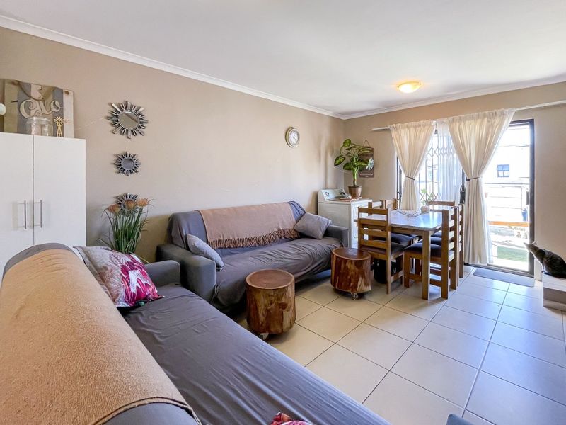 Modern Comfort Meets Stylish Living - Photo 3