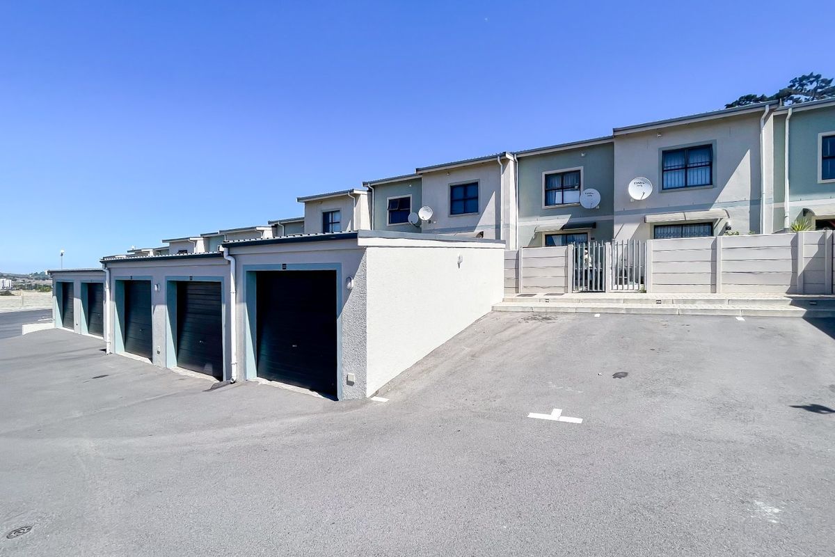 Modern Comfort Meets Stylish Living - Photo 2