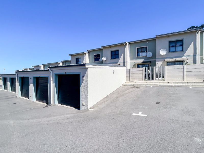 Modern Comfort Meets Stylish Living - Photo 2