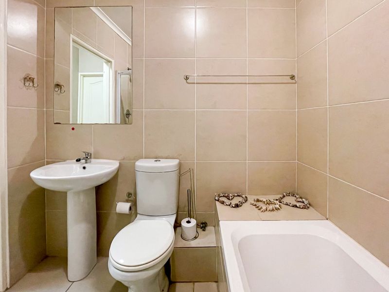 Modern Comfort Meets Stylish Living - Photo 9