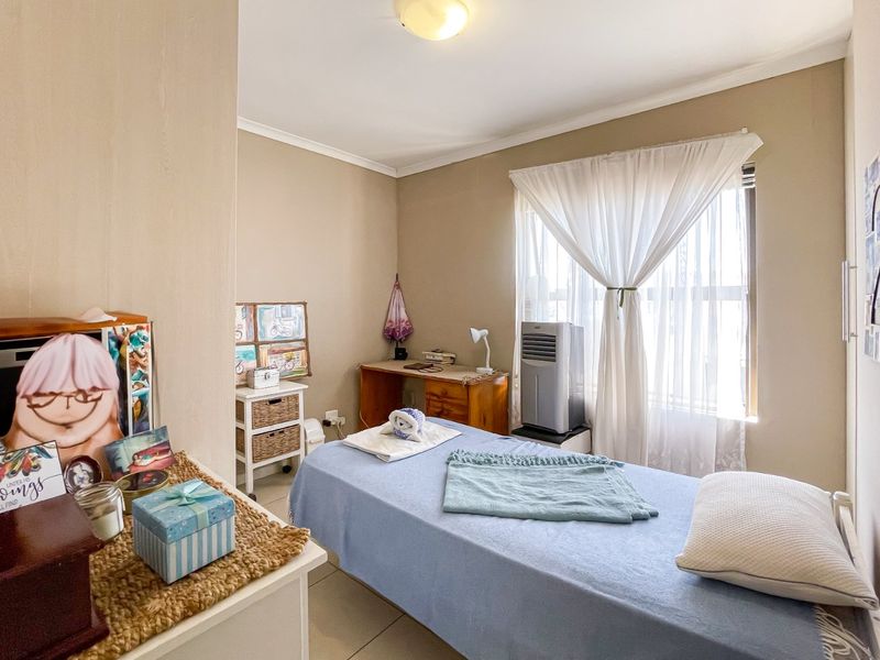 Modern Comfort Meets Stylish Living - Photo 10