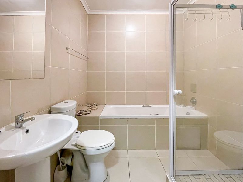 Modern Comfort Meets Stylish Living - Photo 8