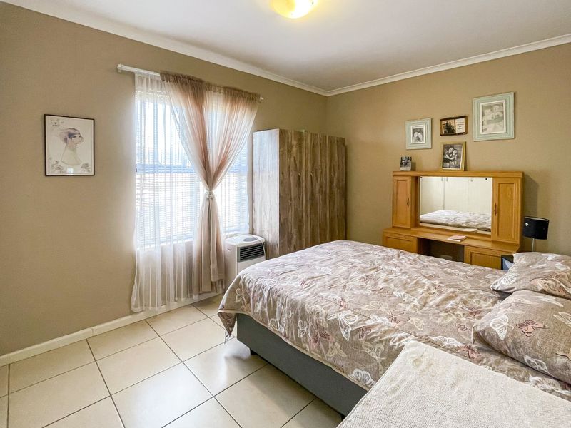 Modern Comfort Meets Stylish Living - Photo 7