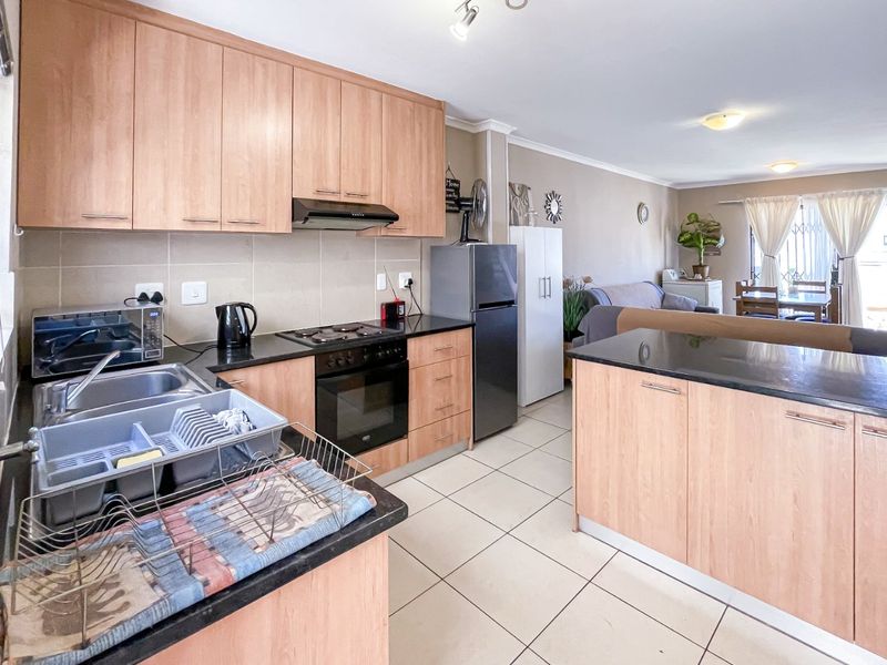 Modern Comfort Meets Stylish Living - Photo 6