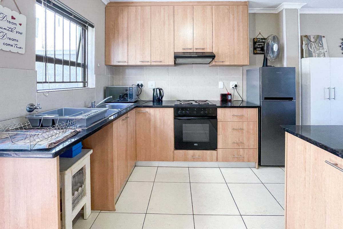 Modern Comfort Meets Stylish Living - Photo 5