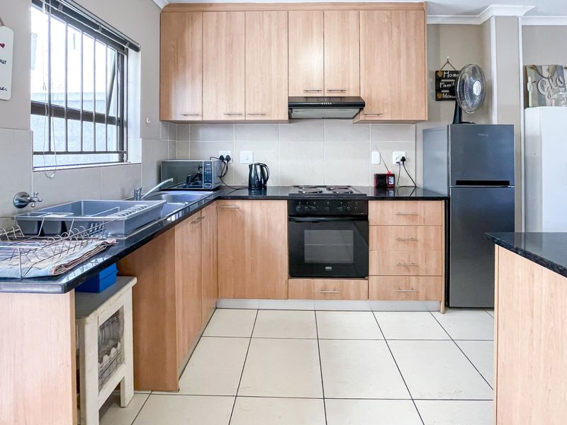 Modern Comfort Meets Stylish Living - Photo 5