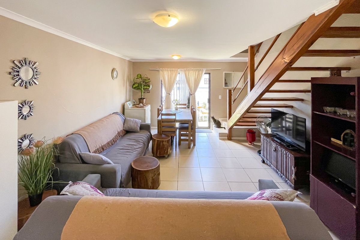 Modern Comfort Meets Stylish Living - Photo 4