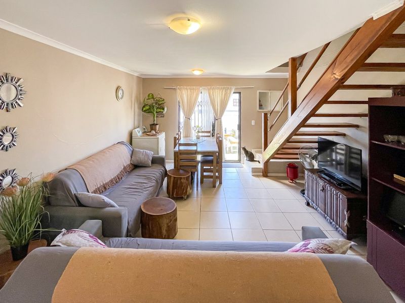 Modern Comfort Meets Stylish Living - Photo 4