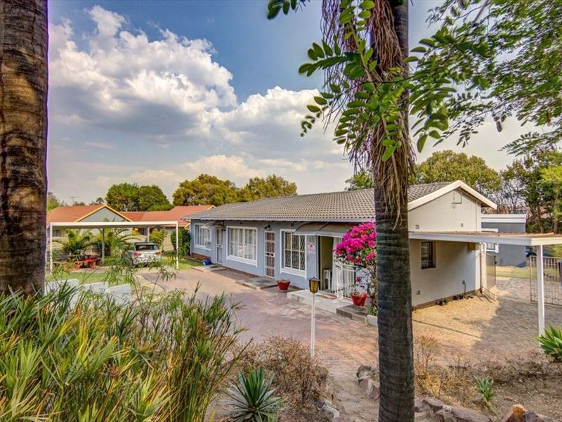 Versatile Family Home with Excellent Amenities - Photo 3