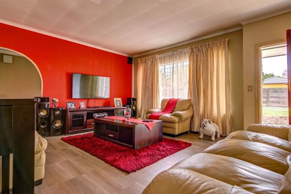 Versatile Family Home with Excellent Amenities - Photo 2