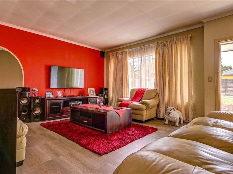 Versatile Family Home with Excellent Amenities - Photo 2