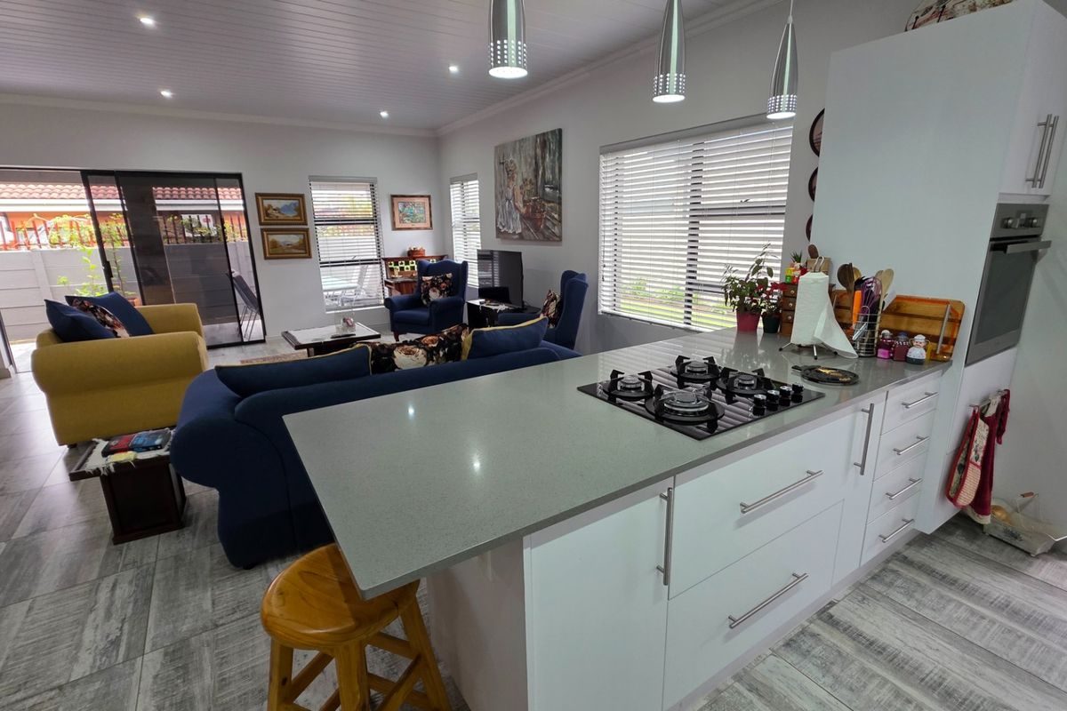 Beautiful House... Spacious Living Area... Spacious Bedrooms... Perfect Location !!! - Photo 4