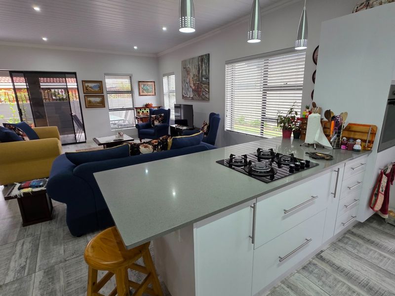 Beautiful House... Spacious Living Area... Spacious Bedrooms... Perfect Location !!! - Photo 4