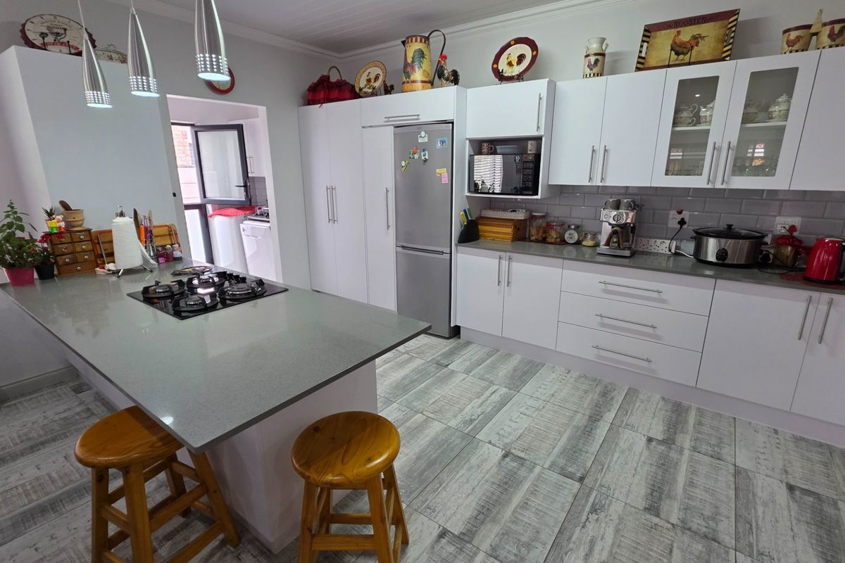 Beautiful House... Spacious Living Area... Spacious Bedrooms... Perfect Location !!! - Photo 2