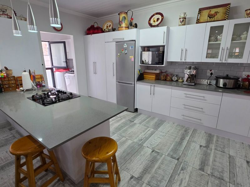 Beautiful House... Spacious Living Area... Spacious Bedrooms... Perfect Location !!! - Photo 2