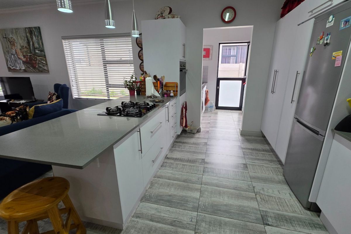 Beautiful House... Spacious Living Area... Spacious Bedrooms... Perfect Location !!! - Photo 5