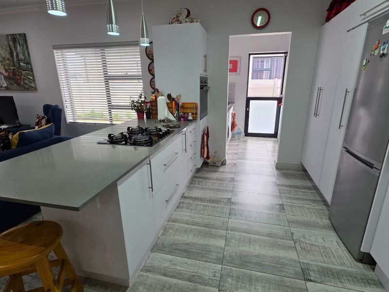 Beautiful House... Spacious Living Area... Spacious Bedrooms... Perfect Location !!! - Photo 5