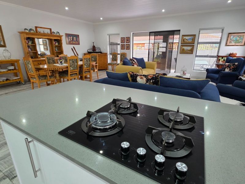 Beautiful House... Spacious Living Area... Spacious Bedrooms... Perfect Location !!! - Photo 8