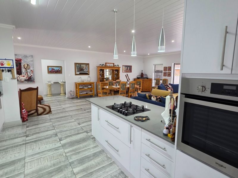 Beautiful House... Spacious Living Area... Spacious Bedrooms... Perfect Location !!! - Photo 7