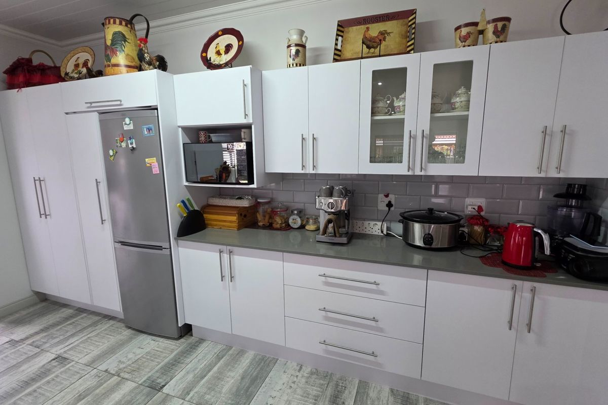 Beautiful House... Spacious Living Area... Spacious Bedrooms... Perfect Location !!! - Photo 3